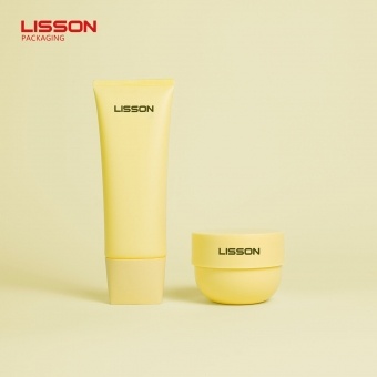 Embalagens para cosméticos de marca própria em tubo e frasco.