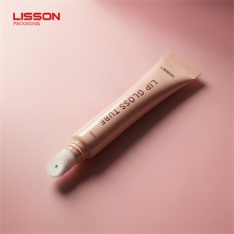 Gloss labial profissional com ponta aveludada em tubo de apertar